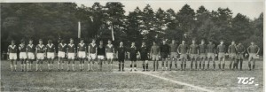  To zdjęcie pochodzi z 1963 roku. KKS Polonia Tychy zaraz rozpocznie towarzyski mecz z Csepelem Budapeszt, czterokrotnym mistrzem Węgier. Csepel wygrał 4:1, ale nasza Polonia występowała wtedy w A-klasie. 